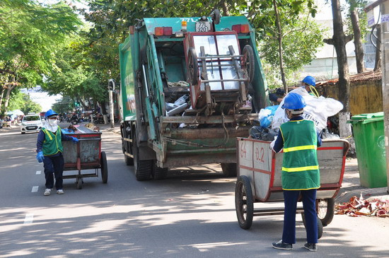 Mức hỗ trợ vận chuyển rác sinh hoạt nông thôn không còn phù hợp